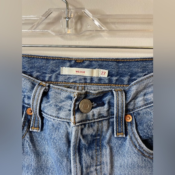 Levi's Premium Wedgie Icon Fit in Shut Up Wash Revolve Raw Hem Distressed Knees - Picture 2 of 13